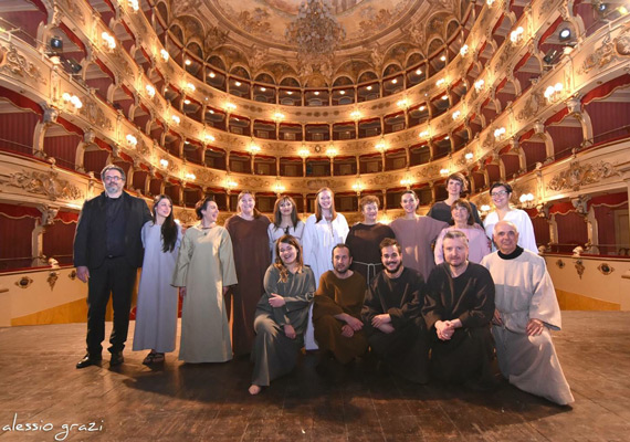 L'infinitamente piccolo, 2018 - Teatro Morlacchi, Perugia - L'INFINITAMENTE PICCOLO, interamente dedicato alla figura di San Francesco e al suo messaggio di pace, di accoglienza e di misericordia. È stato un viaggio emozionante tra le musiche senza tempo di Angelo Branduardi, arrangiate in una nuova veste dal Maestro Gianni Bagnoli. Ha collaborato con noi l’Ecole de Ballet diretta da Maria Stella Poggioni.